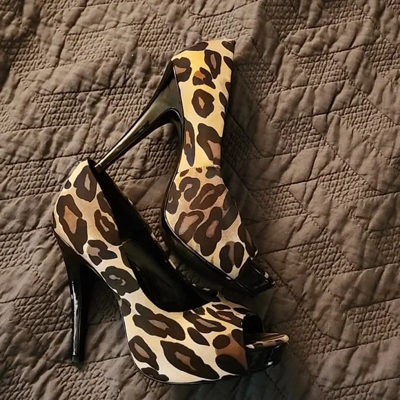 Jessica Simpson peeptoe Leopard platform heels - Picture 2 of 13